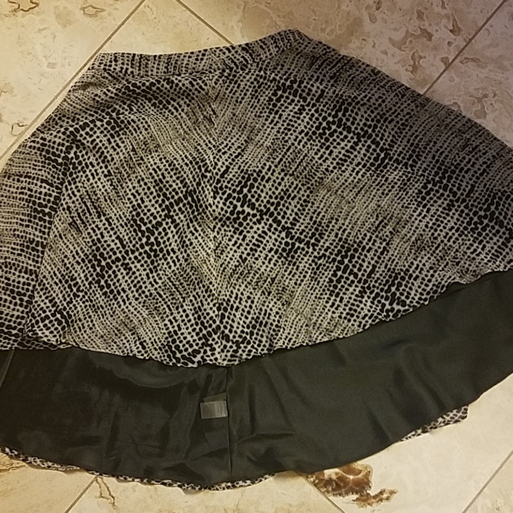 NWOT Calvin Klein skirt w/mini-giraffe-type print - Picture 3 of 5